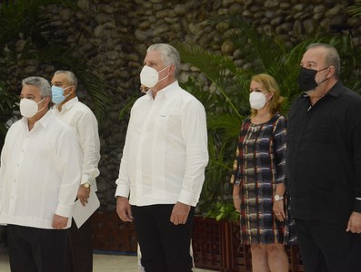 Entregan título honorífico de Héroe del Trabajo de la República de Cuba y otras altas condecoraciones