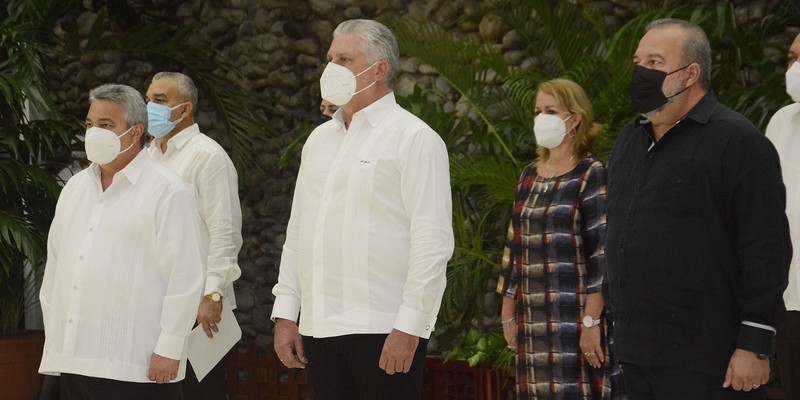 Entregan título honorífico de Héroe del Trabajo de la República de Cuba y otras altas condecoraciones
