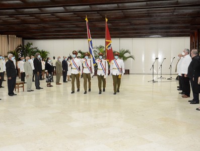 Entregan título honorífico de Héroe del Trabajo de la República de Cuba y otras altas condecoraciones
