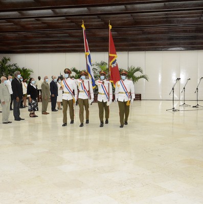 Entregan título honorífico de Héroe del Trabajo de la República de Cuba y otras altas condecoraciones