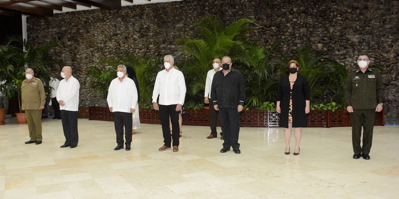 Entregan título honorífico de Héroe del Trabajo de la República de Cuba y otras altas condecoraciones
