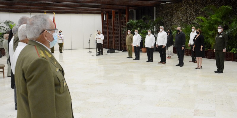 Entregan título honorífico de Héroe del Trabajo de la República de Cuba y otras altas condecoraciones