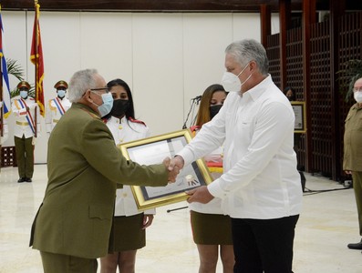 Entregan título honorífico de Héroe del Trabajo de la República de Cuba y otras altas condecoraciones