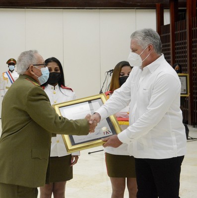 Entregan título honorífico de Héroe del Trabajo de la República de Cuba y otras altas condecoraciones