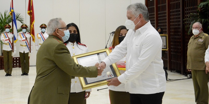 Entregan título honorífico de Héroe del Trabajo de la República de Cuba y otras altas condecoraciones