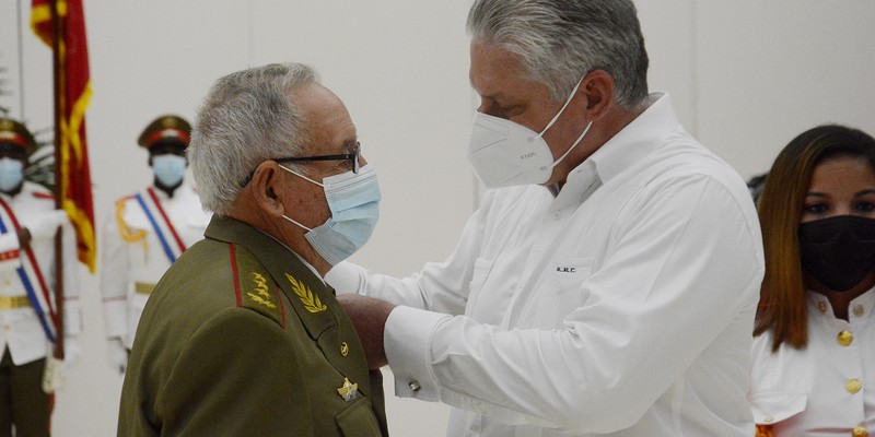 Entregan título honorífico de Héroe del Trabajo de la República de Cuba y otras altas condecoraciones