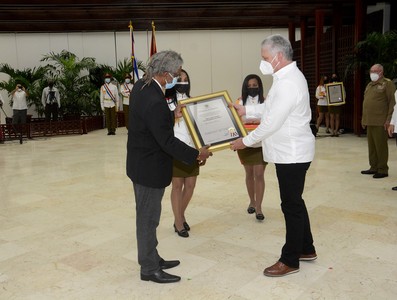 Entregan título honorífico de Héroe del Trabajo de la República de Cuba y otras altas condecoraciones