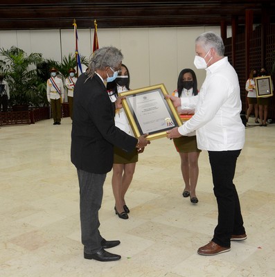 Entregan título honorífico de Héroe del Trabajo de la República de Cuba y otras altas condecoraciones