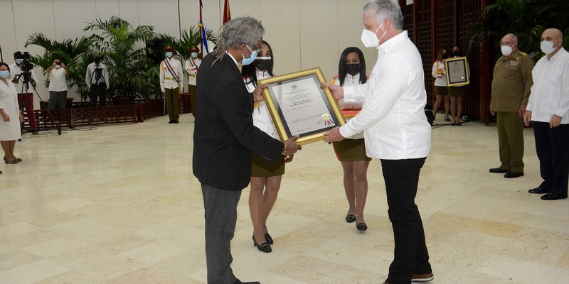 Entregan título honorífico de Héroe del Trabajo de la República de Cuba y otras altas condecoraciones