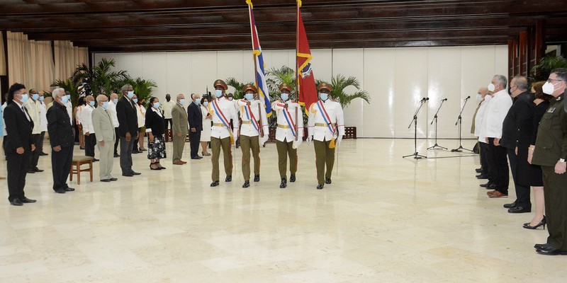 Entregan título honorífico de Héroe del Trabajo de la República de Cuba y otras altas condecoraciones