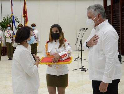 Entregan título honorífico de Héroe del Trabajo de la República de Cuba y otras altas condecoraciones