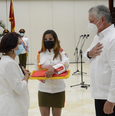 Entregan título honorífico de Héroe del Trabajo de la República de Cuba y otras altas condecoraciones
