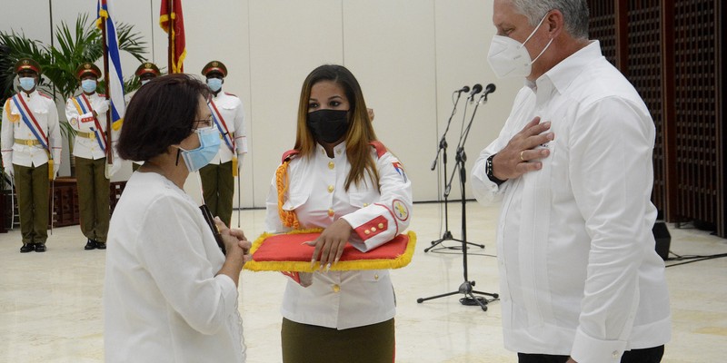 Entregan título honorífico de Héroe del Trabajo de la República de Cuba y otras altas condecoraciones