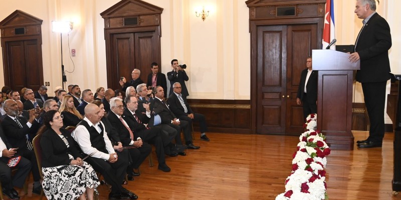 Encuentro con emigrados cubanos en NY