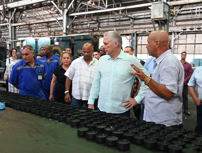 Visita del Presidente a entidades productivas en los municipios de Cotorro y Habana del Este