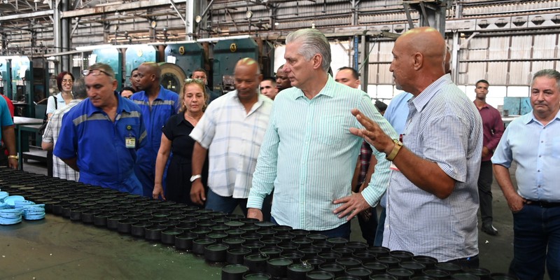Visita del Presidente a entidades productivas en los municipios de Cotorro y Habana del Este