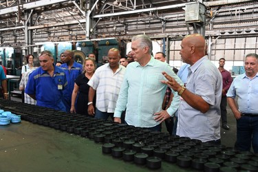 Visita del Presidente a entidades productivas en los municipios de Cotorro y Habana del Este 2