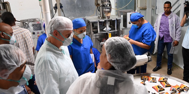 Visita del Presidente a entidades productivas en los municipios de Cotorro y Habana del Este