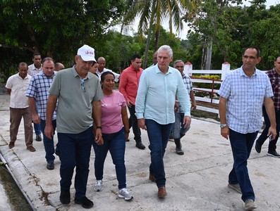 Visita del Presidente a entidades productivas en los municipios de Cotorro y Habana del Este