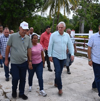 Visita del Presidente a entidades productivas en los municipios de Cotorro y Habana del Este