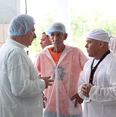 Visita del Presidente a entidades productivas en los municipios de Cotorro y Habana del Este