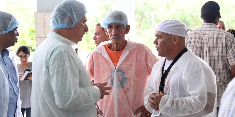 Visita del Presidente a entidades productivas en los municipios de Cotorro y Habana del Este