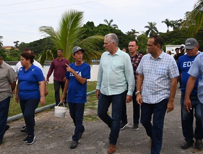 Visita del Presidente a entidades productivas en los municipios de Cotorro y Habana del Este