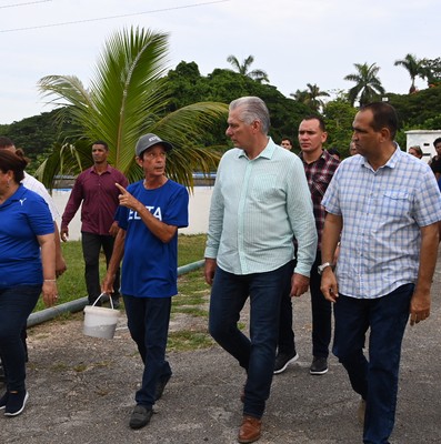 Visita del Presidente a entidades productivas en los municipios de Cotorro y Habana del Este