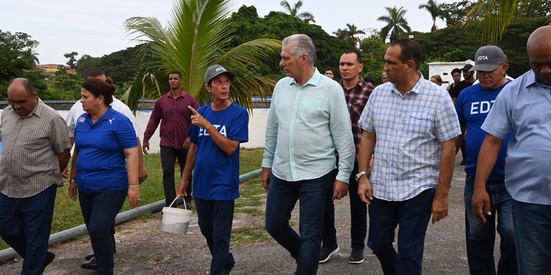 Visita del Presidente a entidades productivas en los municipios de Cotorro y Habana del Este