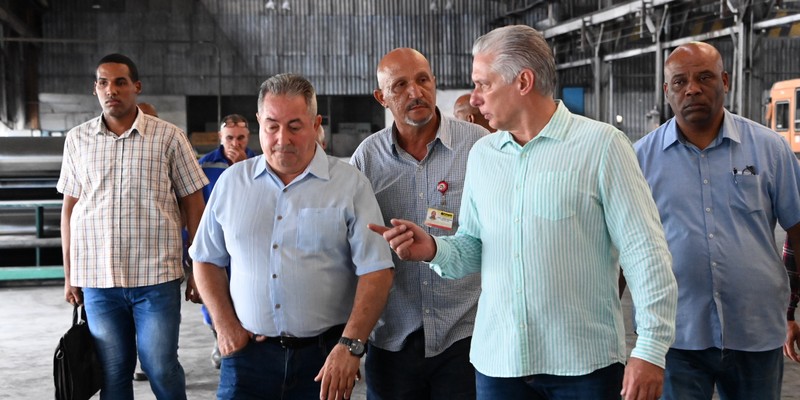 Visita del Presidente a entidades productivas en los municipios de Cotorro y Habana del Este