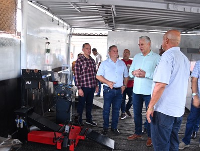 Visita del Presidente a entidades productivas en los municipios de Cotorro y Habana del Este