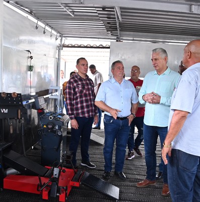 Visita del Presidente a entidades productivas en los municipios de Cotorro y Habana del Este