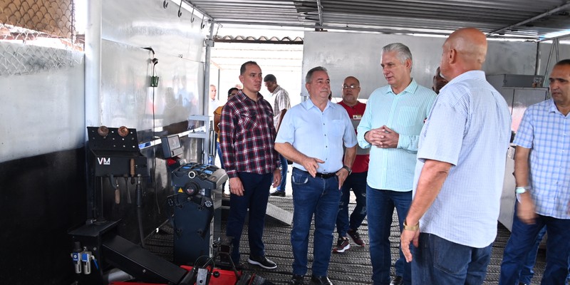 Visita del Presidente a entidades productivas en los municipios de Cotorro y Habana del Este