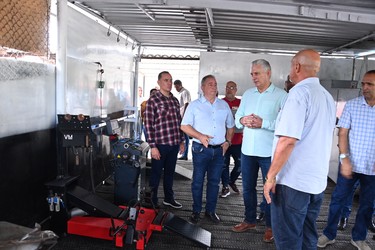 Visita del Presidente a entidades productivas en los municipios de Cotorro y Habana del Este 13