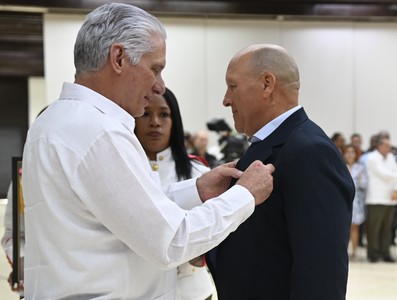 Díaz-Canel a trabajadores excepcionales: “Ustedes son inspiración”