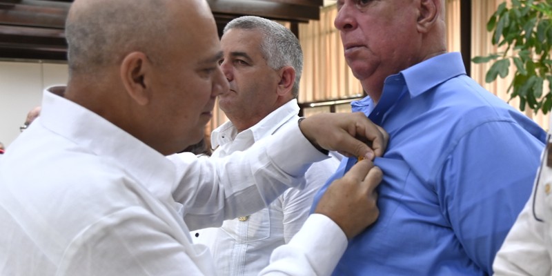 Díaz-Canel a trabajadores excepcionales: “Ustedes son inspiración”