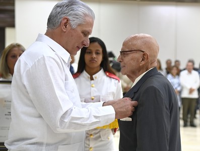 Díaz-Canel a trabajadores excepcionales: “Ustedes son inspiración”