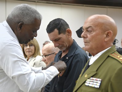 Díaz-Canel a trabajadores excepcionales: “Ustedes son inspiración”