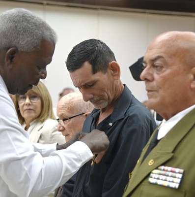Díaz-Canel a trabajadores excepcionales: “Ustedes son inspiración”