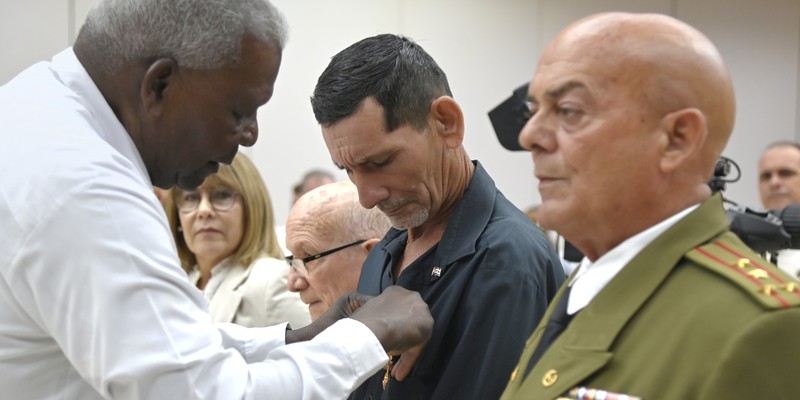 Díaz-Canel a trabajadores excepcionales: “Ustedes son inspiración”