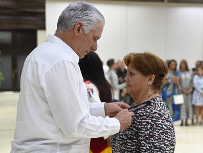 Díaz-Canel a trabajadores excepcionales: “Ustedes son inspiración”