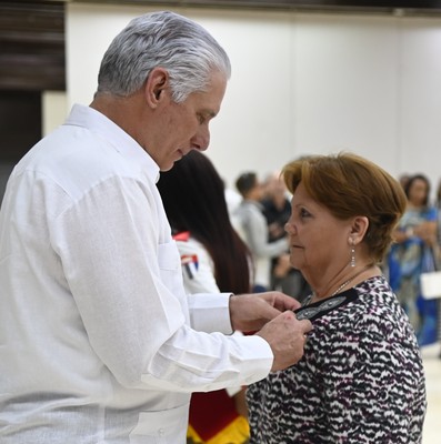 Díaz-Canel a trabajadores excepcionales: “Ustedes son inspiración”