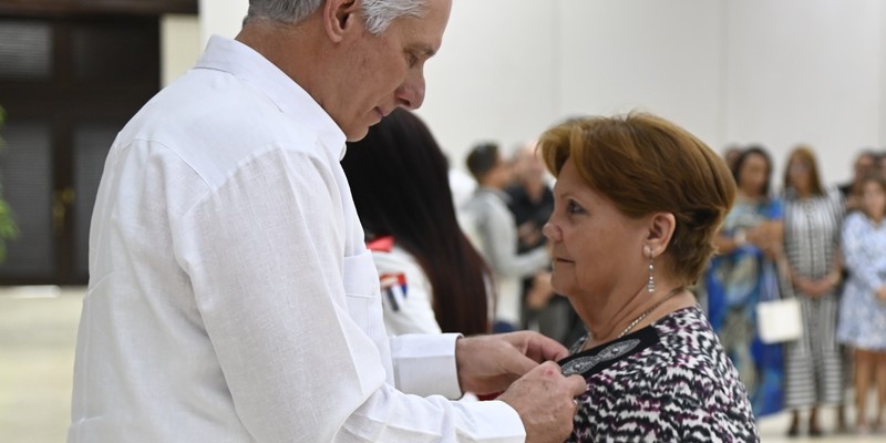 Díaz-Canel a trabajadores excepcionales: “Ustedes son inspiración”
