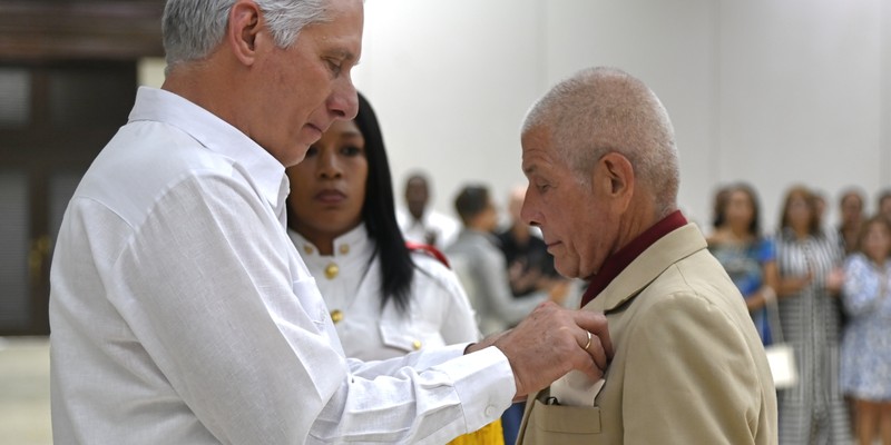 Díaz-Canel a trabajadores excepcionales: “Ustedes son inspiración”