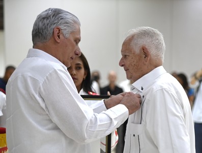 Díaz-Canel a trabajadores excepcionales: “Ustedes son inspiración”