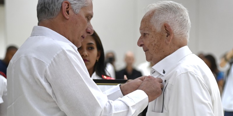 Díaz-Canel a trabajadores excepcionales: “Ustedes son inspiración”