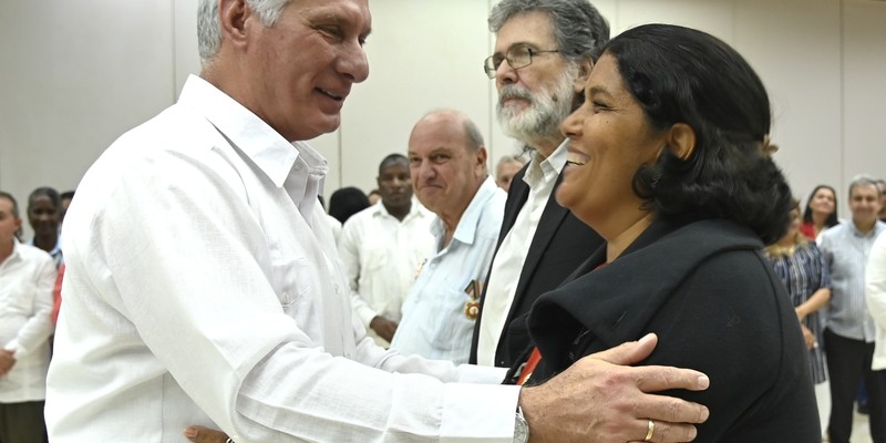 Díaz-Canel a trabajadores excepcionales: “Ustedes son inspiración”