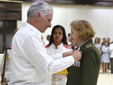 Díaz-Canel a trabajadores excepcionales: “Ustedes son inspiración”