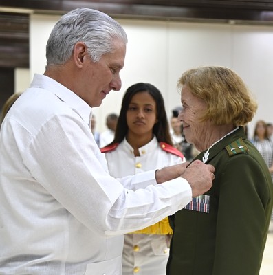 Díaz-Canel a trabajadores excepcionales: “Ustedes son inspiración”