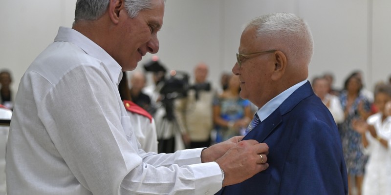 Díaz-Canel a trabajadores excepcionales: “Ustedes son inspiración”